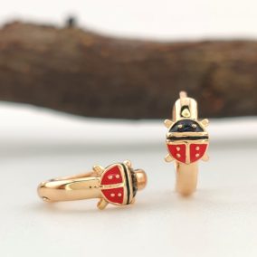 Panni aranyszínű orvosi fém katica fülbevaló