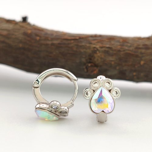 Tappancs ezüstszínű orvosi fém fülbevaló Swarovski kristállyal