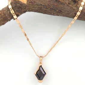 Minni aranyszínű orvosi fém medál fekete kristállyal