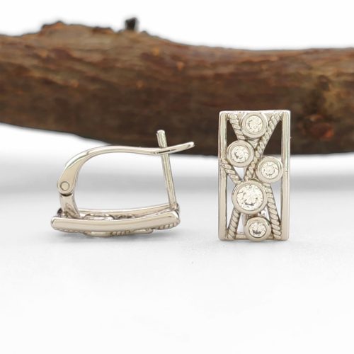 Rietta ezüstszínű orvosi fém fülbevaló kristály díszítéssel