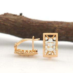   Roxy aranyszínű orvosi fém fülbevaló fehér kristályokkal