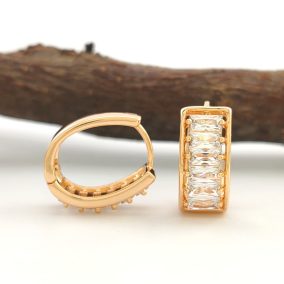   Bertina aranyszínű orvosi fém fülbevaló fehér kristályokkal