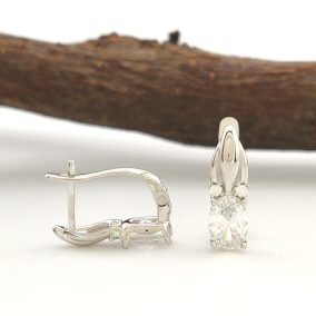   Rellina ezüstszínű orvosi fém fülbevaló fehér kristályokkal