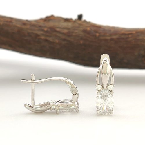 Rellina ezüstszínű orvosi fém fülbevaló fehér kristályokkal