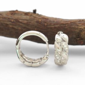   Bekka ezüstszínű orvosi fém fülbevaló  fehér kristályokkal