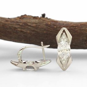   Rezy ezüstszínű orvosi fém fülbevaló fehér kristályokkal