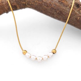   Delila aranyszínű nemesacél nyaklánc fehér gyöngyökkel