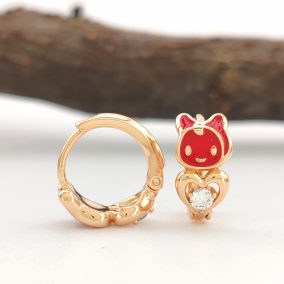 Szelli aranyszínű orvosi fém cica fülbevaló